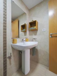La salle de bains est pourvue d'un lavabo et d'un miroir. dans l'établissement La Mar 2, a tan solo 45 m de la playa, à El Campello