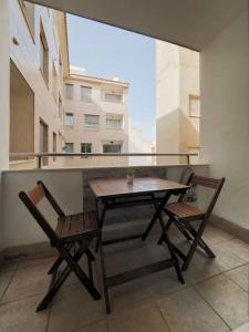 d'une table et de chaises sur un balcon avec une fenêtre. dans l'établissement La Mar 2, a tan solo 45 m de la playa, à El Campello