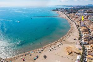 - une vue aérienne sur une plage avec des hommes et l'océan dans l'établissement La Mar 2, a tan solo 45 m de la playa, à El Campello
