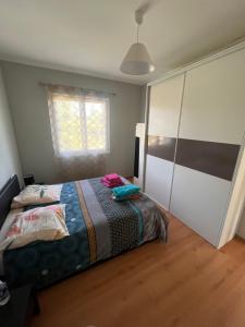 sypialnia z łóżkiem i oknem w obiekcie Villa avec piscine privée w mieście Varès +9 zdjęć