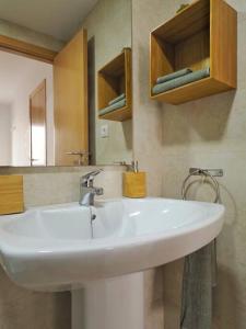 La salle de bains est pourvue d'un lavabo blanc et d'un miroir. dans l'établissement La Mar 2, a tan solo 45 m de la playa, à El Campello