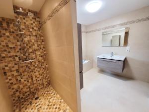 エキイにあるLa Maison d'Equillyのシャワーと洗面台付きのバスルーム +6枚の写真