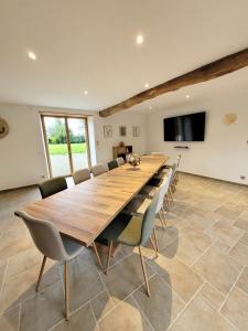 エキイにあるLa Maison d'Equillyの大きな会議室(大きな木製テーブル、椅子付)