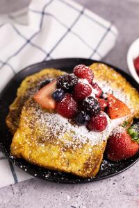 einen Teller French Toast mit Obst darauf in der Unterkunft Grand Windsock Bonaire in Kralendijk