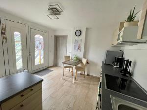 a kitchen with a table and a counter top at Ferienwohnung Zimmer ,,Am Anger'' ll in Magdala