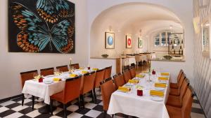 Reštaurácia alebo iné gastronomické zariadenie v ubytovaní Park Plaza Budapest