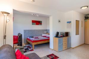 Habitación con 1 dormitorio con 1 cama y TV. en An der Schwäbischen Alb, en Mössingen