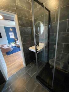 W pokoju znajduje się łazienka z przeszkloną kabiną prysznicową. w obiekcie Chic studio near Regent’s Park n8 w Londynie