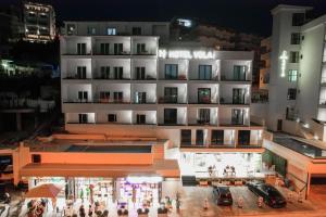 una vista aérea de un edificio por la noche en Hotel Vola, en Sarandë