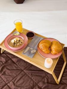 - un plateau de petit-déjeuner avec une assiette de nourriture et de pain dans l'établissement Apartment 5, à Almaty