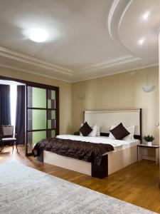 1 dormitorio con 1 cama grande en una habitación en Apartment 5, en Almaty