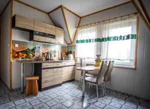 Una cocina con mesa y sillas y una ventana. en Noclegi- Bałuc Małgorzata, en Czorsztyn