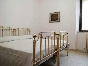 1 dormitorio con 2 camas y ventana en Hoarder's Home en Fermo