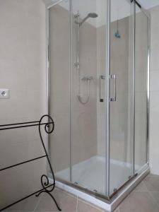 y baño con ducha y puerta de cristal. en Hoarder's Home en Fermo