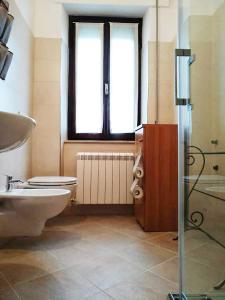 y baño con aseo, lavabo y ducha. en Hoarder's Home en Fermo