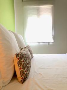 塞維利亞的住宿－Makao Tu rincón en El Tardón，卧室配有带2个枕头的窗户。
