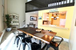 Posezení v ubytování Castle L1 Double-Loft Condo with Beach Access, Pool, Tennis and Free Parking!