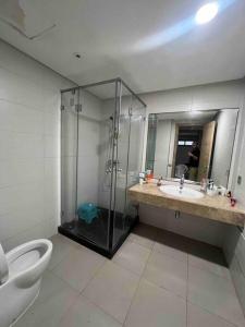 uma casa de banho com um chuveiro, um WC e um lavatório. em Appartements lux respectueux em Sidi Bouqnadel