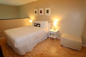 Postel nebo postele na pokoji v ubytování Castle L1 Double-Loft Condo with Beach Access, Pool, Tennis and Free Parking!