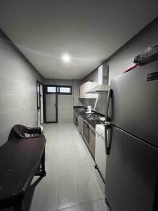 uma cozinha com um frigorífico e uma mesa em Appartements lux respectueux em Sidi Bouqnadel