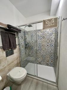 bagno con doccia e servizi igienici. di Gemy a Boissano