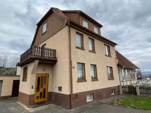 een groot huis met een balkon. bij B12 - Ferienwohnung in Wernigerode, ideal für Wander- und Naturbegeisterte Paare in Wernigerode