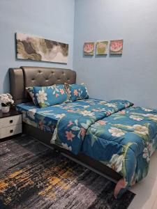 1 dormitorio con 1 cama con edredón azul en Homestay Machang - Lycaste Inn Muslim en Machang
