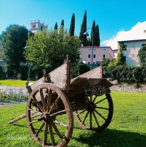 Une statue d'une charrette assise dans l'herbe dans l'établissement B&B Gardasee, à Castelnuovo del Garda