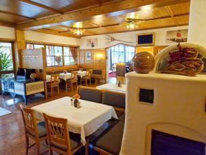 un ristorante con camino, tavolo e sedie di Das Alpin - Hotel Garni Guesthouse a Scheffau am Wilden Kaiser