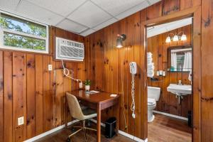 y baño con escritorio, lavabo y aseo. en CedarWood Inn, en Hendersonville 192 fotos más