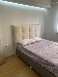 a bedroom with a bed with a head board at Bornova nezih ferah Yıllık-Aylık_Haftalık in Burunabat