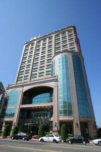 龟山乡华夏国际饭店的一座大楼，前面停满了汽车