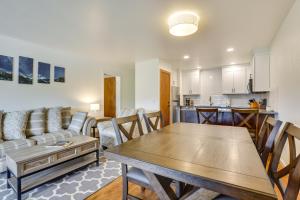 ein Wohnzimmer mit Tisch und Couch in der Unterkunft Fraser Condo Rental with Balcony, Mountain Views! in Fraser