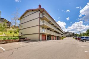 ein Gebäude an der Seite eines Parkplatzes in der Unterkunft Fraser Condo Rental with Balcony, Mountain Views! in Fraser