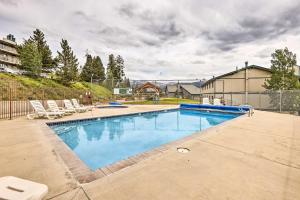 einen Pool mit 2 Liegestühlen in der Unterkunft Fraser Condo Rental with Balcony, Mountain Views! in Fraser