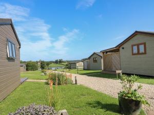 a backyard with a row of houses and plants at Spindle in Swadlincote