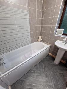 Chimes-Company & Family Stay, 2 Bedroom House + Free parking في تامورث: حمام مع حوض ومغسلة