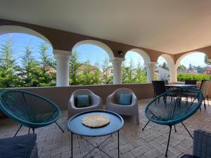 eine Terrasse mit Stühlen und einem Tisch auf der Terrasse in der Unterkunft Oázis apartmanház in Fertőszentmiklós