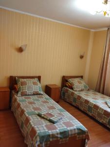 RomnyにあるГотель Стефаніяのベッド2台が備わる部屋