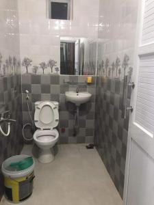 ein Bad mit einem WC und einem Waschbecken in der Unterkunft Nhà Nghỉ Cẩm Tiên 1 in Hà Tiên