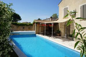 Les TailladesにあるHoliday house for rent with private pool near Gordes - Luberon - Provenceの家の前のスイミングプール