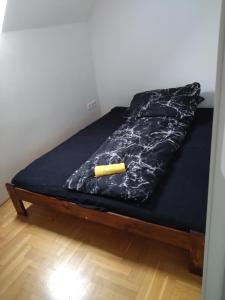 ein Bett mit einem Buch darüber in der Unterkunft Tókert Apartman in Ráckeve