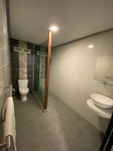 een badkamer met een toilet, een wastafel en een douche bij Pondok Beach Shack in Tioman Island