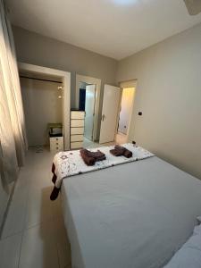 een slaapkamer met een groot wit bed en handdoeken bij sea View Nautilus free wi-fi Sal Rei in Sal Rei