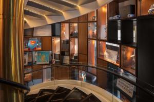 The WB Abu Dhabi, Curio Collection By Hilton的电视和/或娱乐中心
