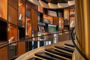 The WB Abu Dhabi, Curio Collection By Hilton的电视和/或娱乐中心