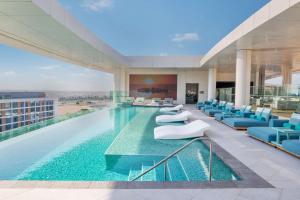 The WB Abu Dhabi, Curio Collection By Hilton内部或周边的泳池
