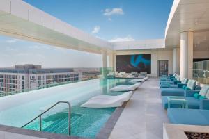 The WB Abu Dhabi, Curio Collection By Hilton内部或周边的泳池