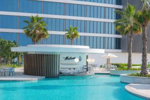The WB Abu Dhabi, Curio Collection By Hilton内部或周边的泳池