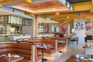 The WB Abu Dhabi, Curio Collection By Hilton的休息区